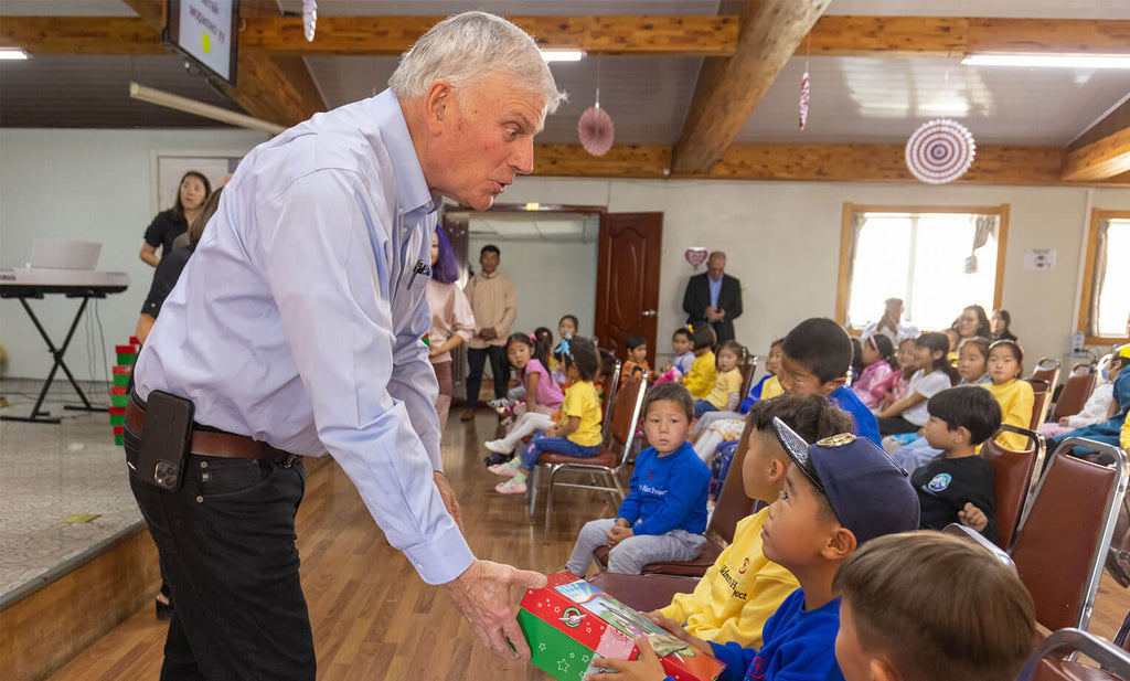 Franklin Graham Hands Out Shoebox Gifts, Meets Children’s Heart Project Families in Mongolia