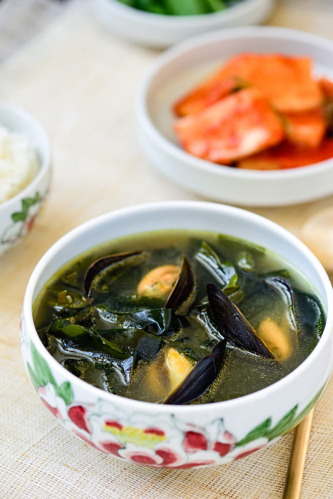 Honghap Miyeok Guk (Seaweed Soup with Mussels)